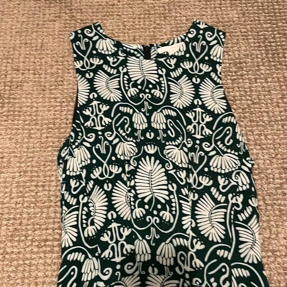 Mid length green pattern dress - Picture 2 of 6
